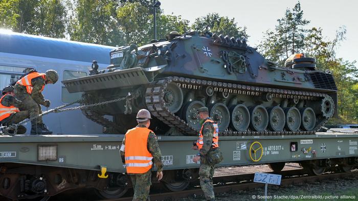 Las Fuerzas Armadas alemanas entrenan el transporte de vehículos pesados. 