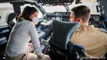 Annalen Baerbock dans le cockpit d'un Airbus A400M de la Luftwaffe au Mali