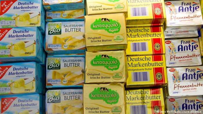 Butter im Kühlregal eines Supermarktes