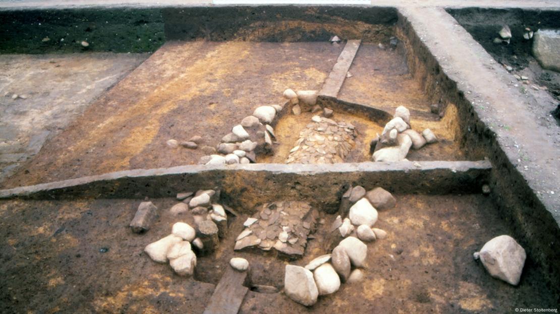Pedras alinhadas em forma de retângulo em escavação arqueológica