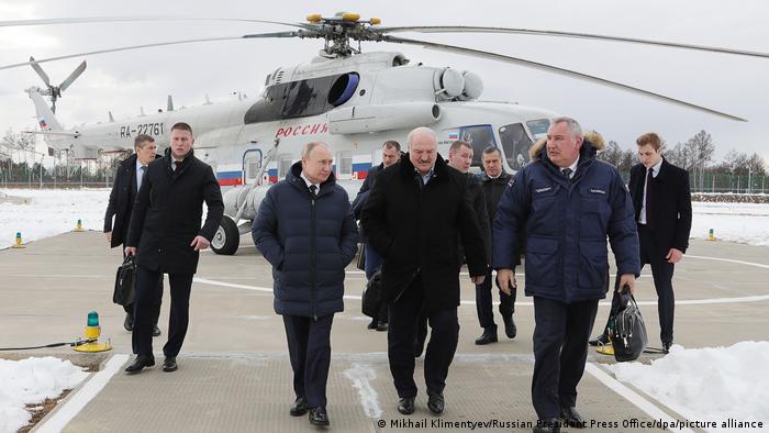 El presidente de Rusia, Vladimir Putin, el presidente de Bielorrusia, Alexander Lukashenko, llegan al cosmódromo de Vostochni, en el oriente del país. 
