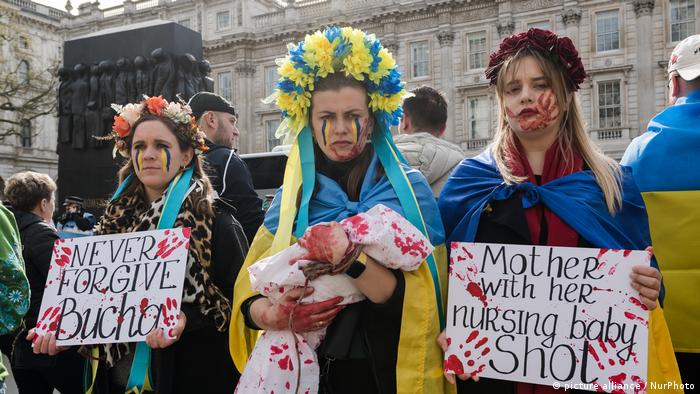 Акция в поддержку Украины в Лондоне: митингующие женщины напоминают о военных преступлениях в украинской Буче. 10 апреля 2022 года