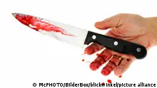 Messer mit Blut verschmiert, Tatwaffe eines Mordes | knife smeared with blood, murder weapon