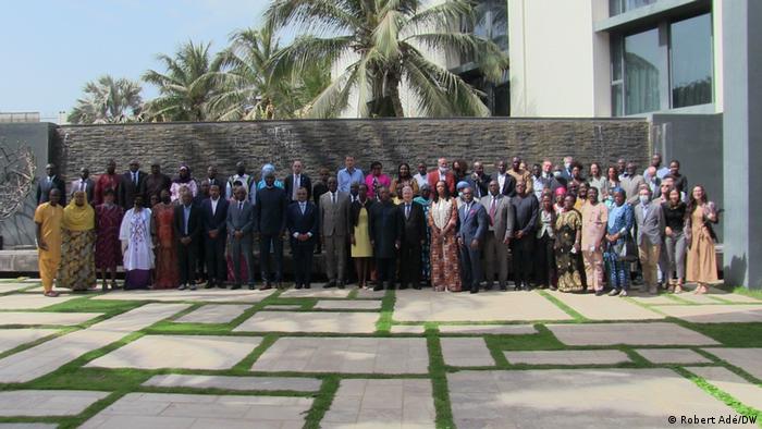 Photo de famille lors de la conférence régionale sur les changements climatiques, la paix et la sécurité en Afrique de l'Ouest et au Sahel (6 et 7 avril)