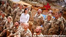 Annalena Baerbock (Bündnis 90/Die Grünen), Außenministerin, unterhält sich in Gao in Mali im Feldlager Camp Castor mit Soldaten aus dem Sanitätsdienst. Die Bundeswehr ist in dem westafrikanischen Land an der UN-Mission Minusma und der EU-Ausbildungsmission EUTM beteiligt. +++ dpa-Bildfunk +++