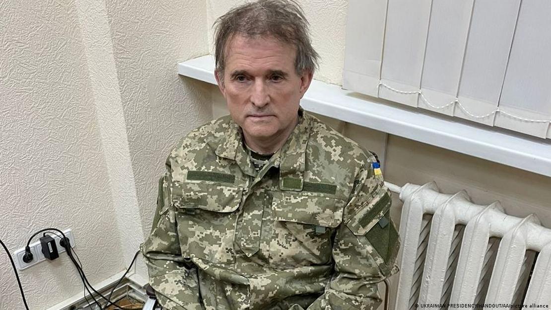 У перші дні повномасштабного вторгнення Віктор Медведчук втік з-під домашнього арешту. Невдовзі його затримали, але у вересні обміняли на захисників Маріуполя.