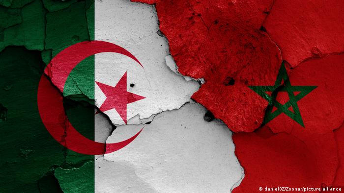 Flaggen von Algerien und Marokko auf einer Wand