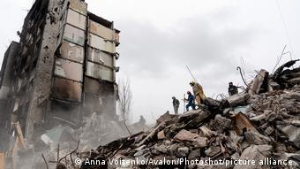 Ukraine | Rettungskräfte zwischen Trümmern in Borodyanka