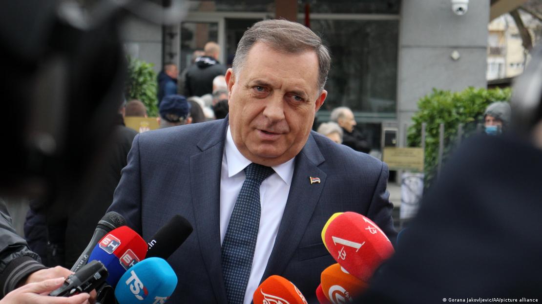 Milorad Dodik u Banjaluci a ispred njega mikrofoni 