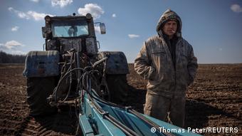 Украинский фермер вблизи Харькова (5 апреля 2022) 