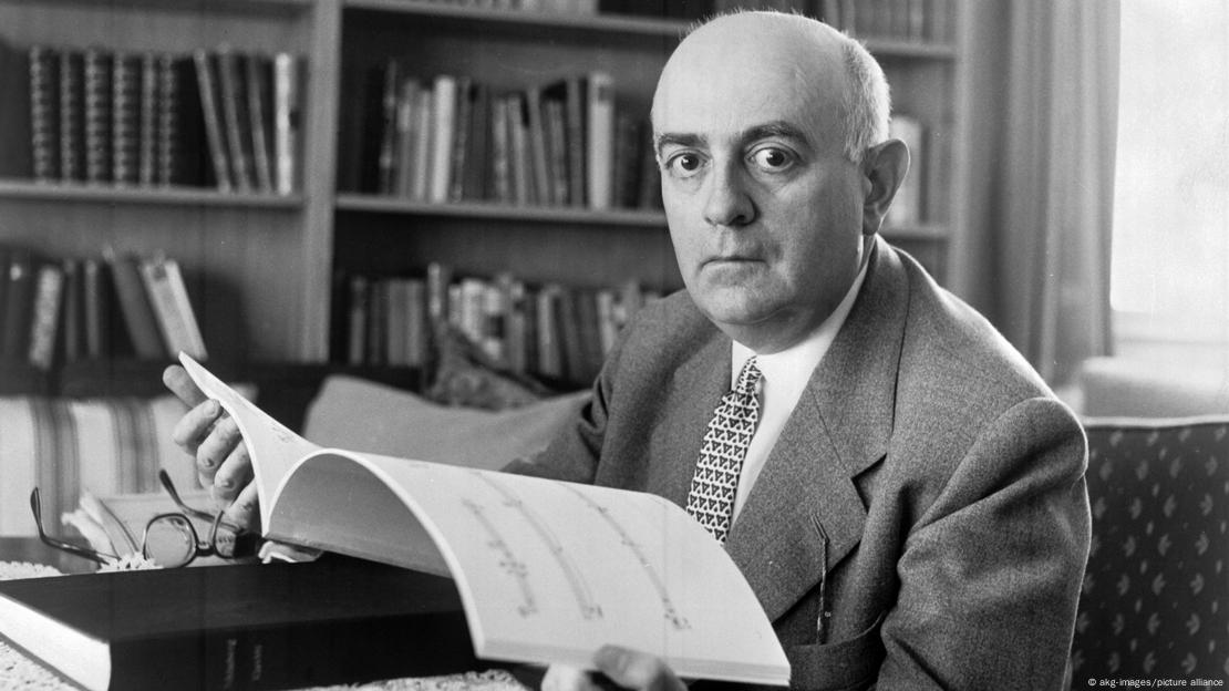 Маж во костум со книга в рака (германскиот филозоф со еврејко потекло, Теодор В. Адорно) седи во библиотека Маж во костум со книга в рака (германскиот филозоф со еврејко потекло, Теодор В. Адорно) седи во библиотека