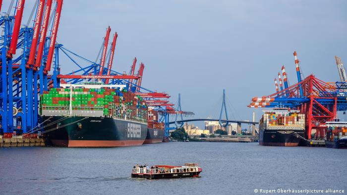 图为汉堡港的集装箱码头