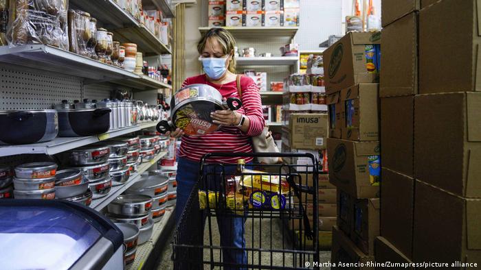 Una mujer compra productos básicos en un supermercado en Orlando, Florida.