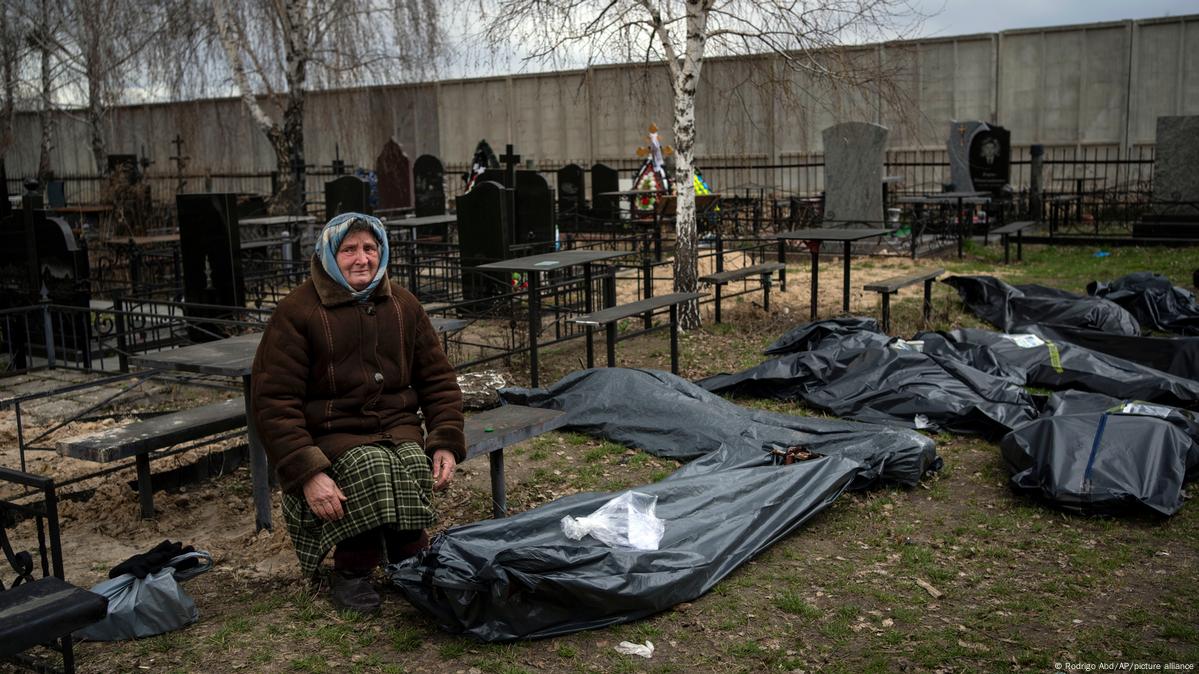 70-літня жителька Бучі Надія Трубчанінова біля тіла 48-річного сина Вадима, вбитого солдатами російської армії 30 березня