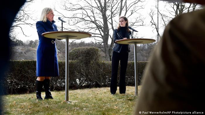 Премиерките на Шведска и на Финска, Магдалена Андерсон и Сана Марин на заедничка пресконференција на 13 април 2022