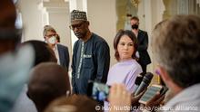 13.04.2022, Mali, Bamako: Annalena Baerbock (Bündnis 90/Die Grünen), Außenministerin, gibt in Bamako am Präsidentenpalast mit Abdoulaye Diop (M), Übergangsaußenminister der Republik Mali, eine Pressekonferenz. Foto: Kay Nietfeld/dpa +++ dpa-Bildfunk +++