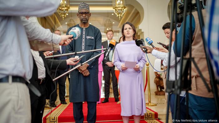 Le ministre de transition des Affaires étrangères, Abdoulaye Diop et la ministre allemande Annalena Baerbock