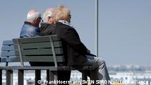 ARCHIVFOTO: Bund beschliesst Rentenerhoehung zum 1.Juli. Drei Rentner sitzen auf einer Bank bei herrlichem Fruehlingswetter. Rentner, Ehepaar, Ruhestand, Rente, Pension, Freizeit, Spaziergang,ausruhen,Ausblick, Â
