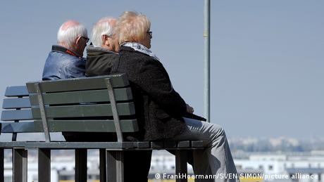 Все повече възрастни хора в Германия работят за да свързват