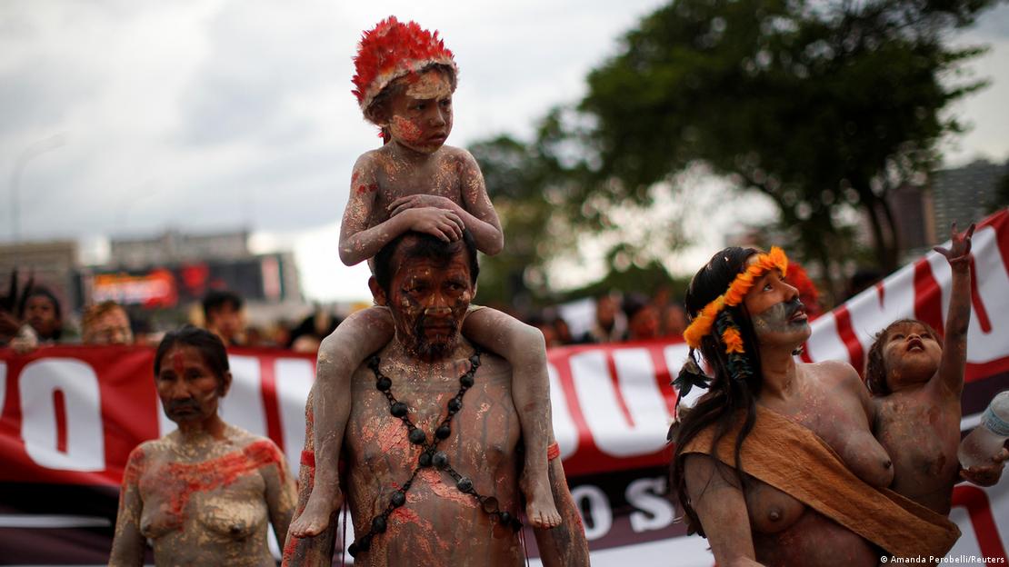 Protesto de indígenas em Brasília contra o governo Bolsonaro e a mineração em seus territórios, em abril de 2022