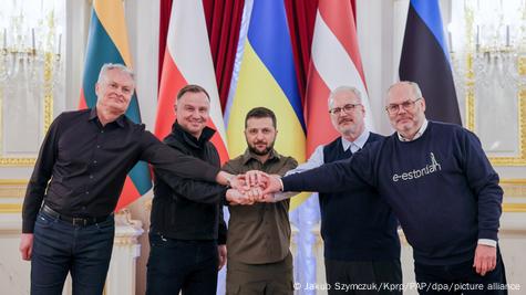 Soldan sağa: Litvanya Cumhurbaşkanı Gitanas Nauseda, Polonya Cumhurbaşkanı Andrzej Duda, Ukrayna Devlet Başkanı Volodimir Zelenskiy, Letonya Cumurbaşkanı Egils Levits ve Estonya Cumhurbaşkanı Alar Karis (13.04.2022 / Kiev)