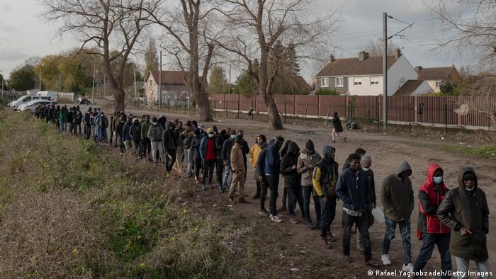 Pengungsi d Calais, Prancis, sedang antre pembagian makanan dari NGO lokal. 