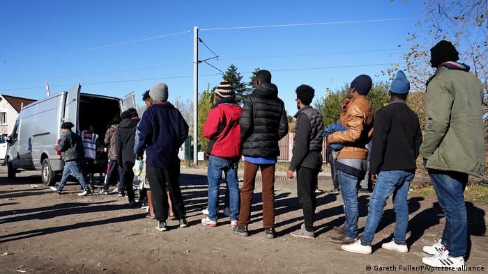 Personas migrantes llegan a Calais, Francia