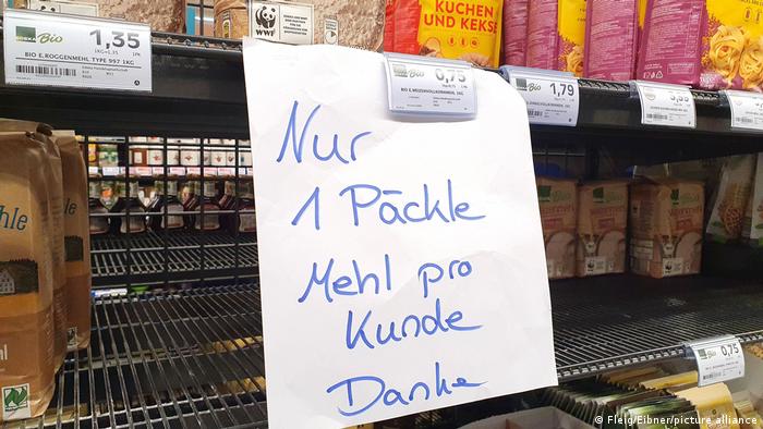 A hand-written sign in a German supermarket asking consumers to only purchase one packet of flour.