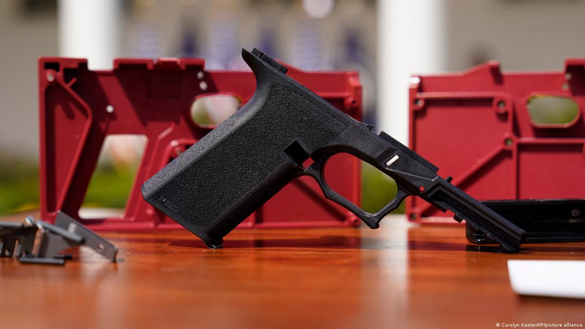 USA Washington | Joe Biden Administration geht gegen sogenannte "Ghost Guns" vor 警方对“枪械”的定义不仅包括传统枪枝。若被用于犯罪,发射空包弹、只能产生巨响和火光的枪枝,以及辣椒喷雾等刺激性武器,也会被纳入统计。