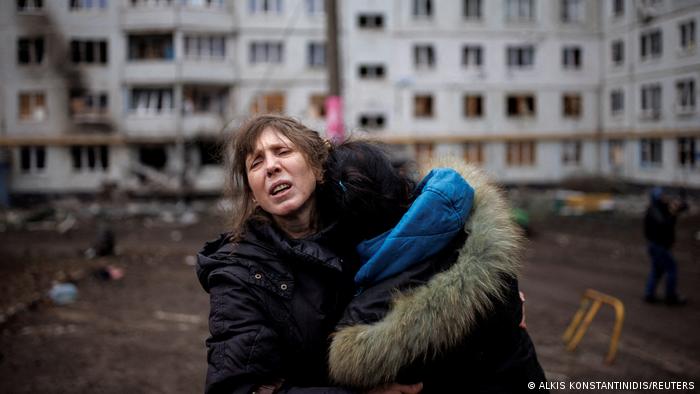 Плачущая женщина во дворем многоквартирного дома в Харькове
