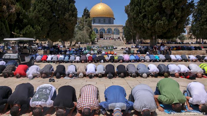 Musulmanes durante la oración del viernes de Ramadán.