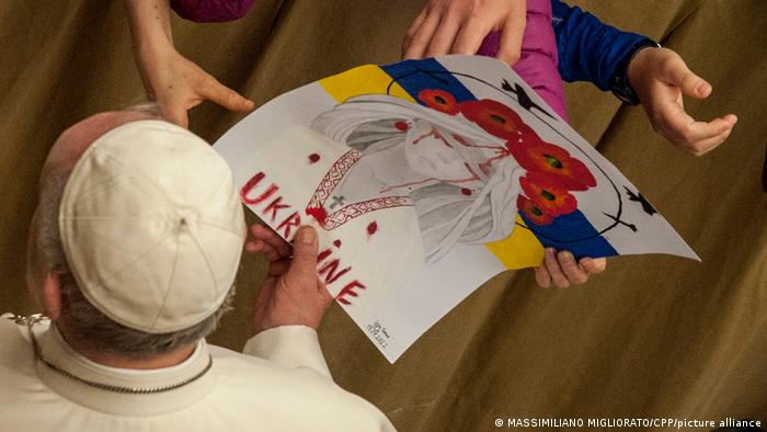 Papst erhält eine Illustration zur Ukraine (1. April 2022)