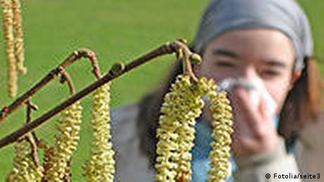 Deutschland Gesundheit Frau mit Heuschnupfen Symbolbild Pollen Pollenallergie