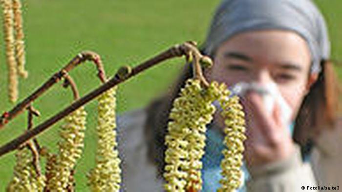 Deutschland Gesundheit Frau mit Heuschnupfen Symbolbild Pollen Pollenallergie