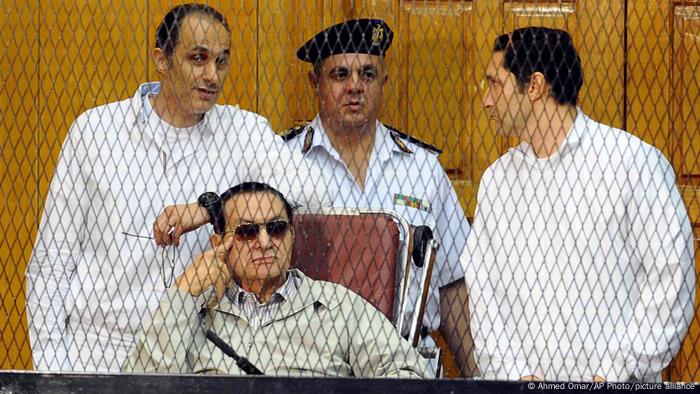 حسني مبارك خلال محاكمته وولديه في أعقاب انتفاضة 2011
