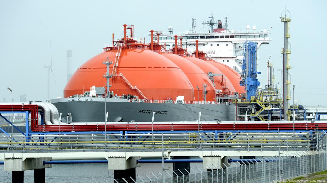 Танкер за течен гас на терминалот на пристаништето во Ротердам, Холандија