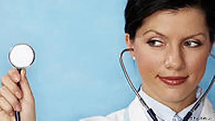 Gesundheit Gesundheitswesen Medizin Ärztin mit Stethoskop (Fotolia/fotum)