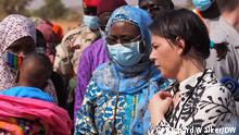 Baerbock meets displaced people near Ouallam Niger
Datum: 14.4.2022