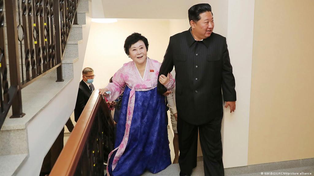 Kim Jong-un regala una casa de lujo a la presentadora más famosa de Corea  del Norte | El Mundo | DW 
