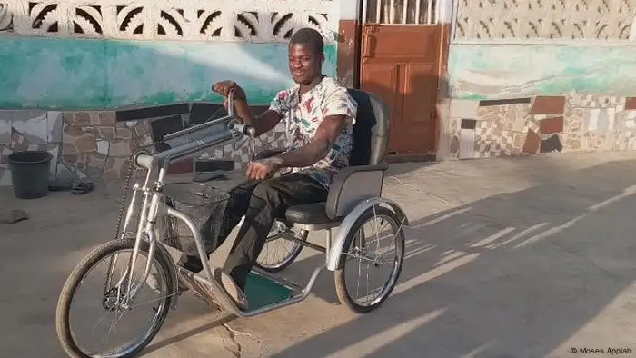 DW Akademie | Local salesman Daniel Apuyine receives a new tricycle in Northern Ghana