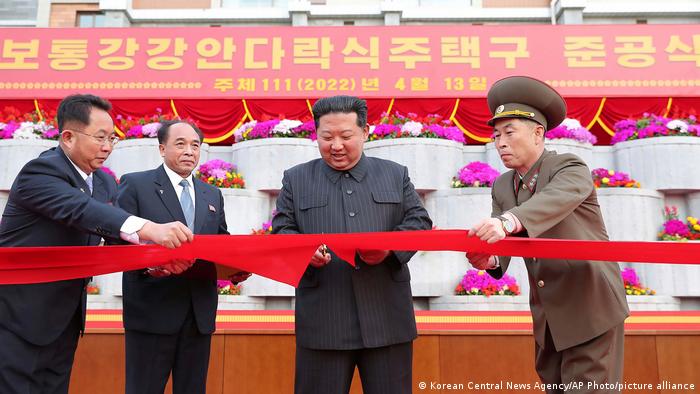 Kim Jong-un, segundo a la derecha, corta la cinta durante una ceremonia de inauguración del distrito residencial de terrazas a orillas del río Pothong en Pyongyang.