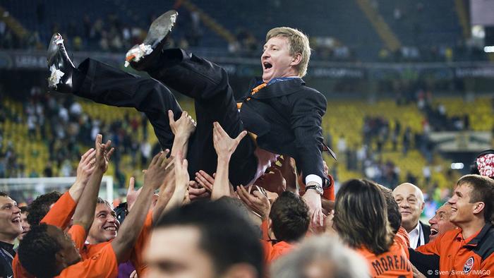 Украинский миллиардер и владелец донецкого «Шахтера» Ринат Ахметов поднял на плечи празднующих футболистов.