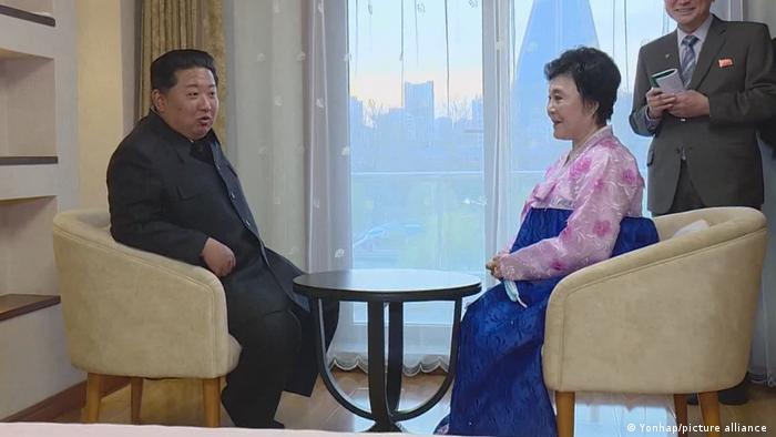 Kim Jong-un habla con Ri Chun-hi, la presentadora más famosa de Corea del Norte, conocida por su estilo de reportaje dramático y efusivo.