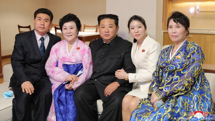 Kim Jong-un posa para una foto con la locutora norcoreana Ri Chun-hi y su familia en la nueva casa.
