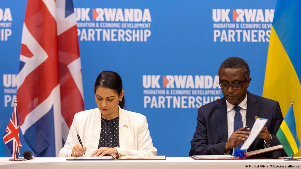 rwanda defends controversial asylum pact with uk – dw – 04/25/2022