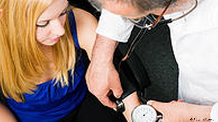 Gesundheit Gesundheitswesen Medizin Messung von Blutdruck beim Arzt (Fotolia/Kzenon)