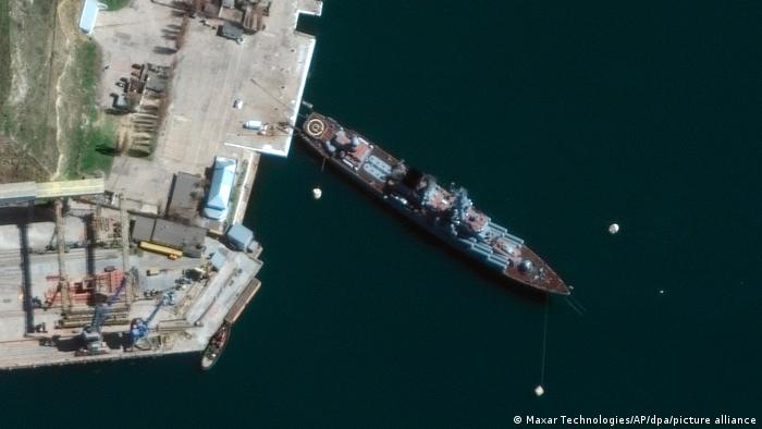 2022年4月，塞瓦斯托波尔港的“莫斯科”号卫星图像：军舰目前与海岸拉开了更大距离