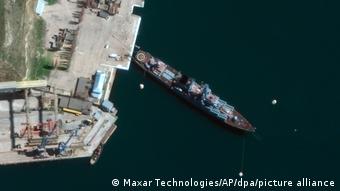 Сателитни снимки на Maxar Technologies показват кораба на пристанището в Севастопол. ДВ не може независимо да потвърди тези кадри.