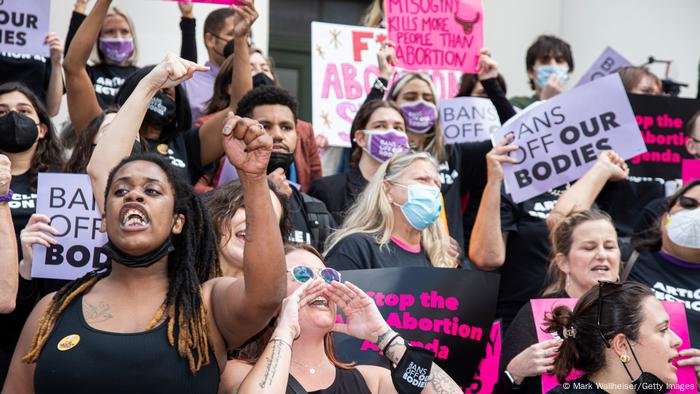 USA: Protest von Frauenrechtlerinnen vor dem Parlament von Florida in Tallahassee (16.02.2022)