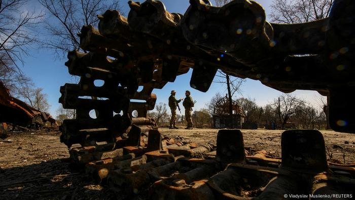 Ukraine-Krieg | Ukrainische Soldaten stehen in Termakhivka neben einem Panzer